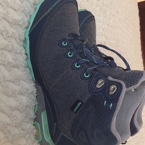 Hiking shoes, like new condition